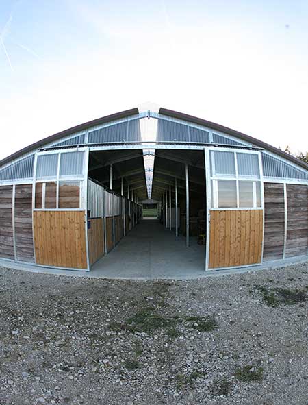 entrée de barn et son allée centrale